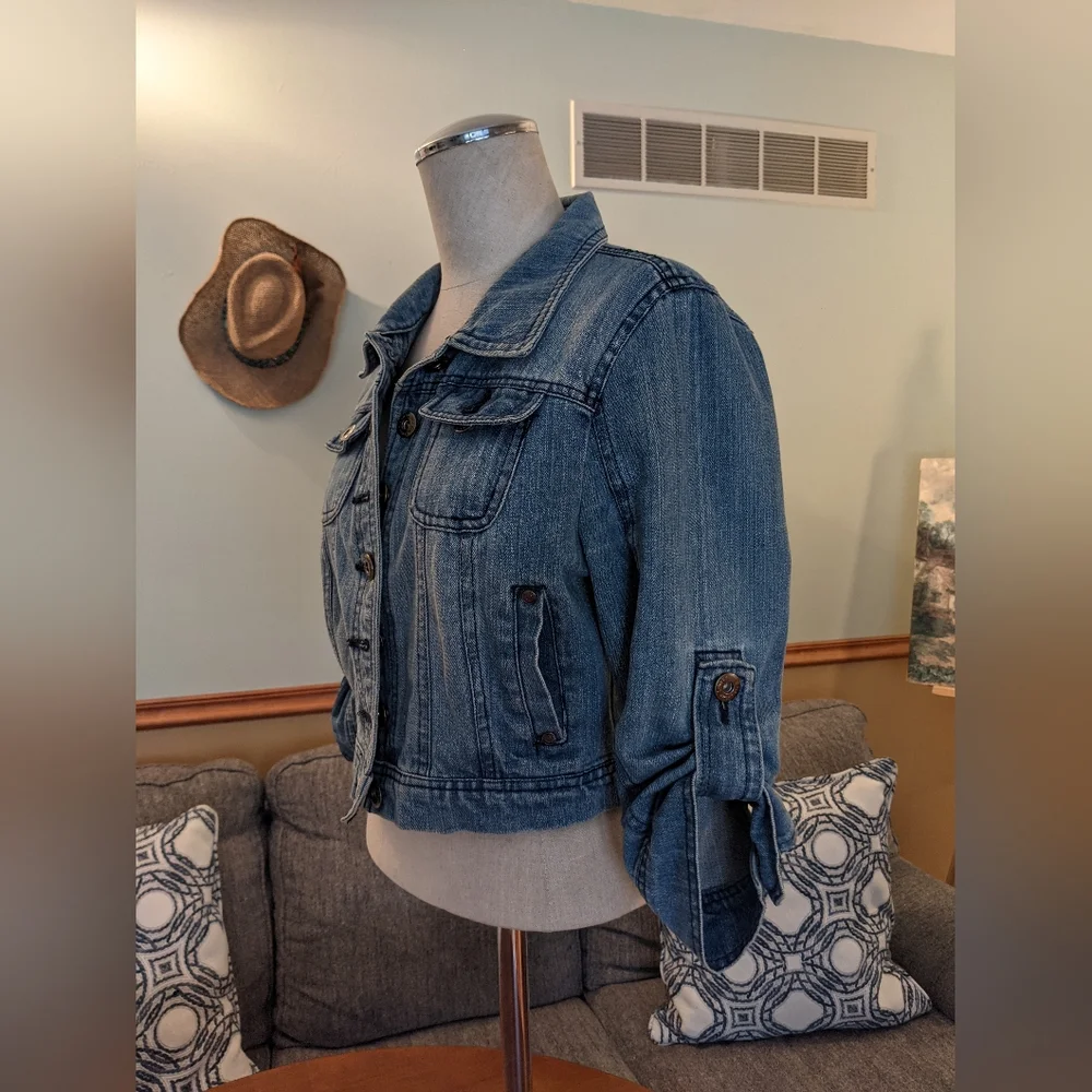 Cropped Jean jacket!! LOVECUTURE denim trendy cropped style Jean jacket - Picture 4 of 9